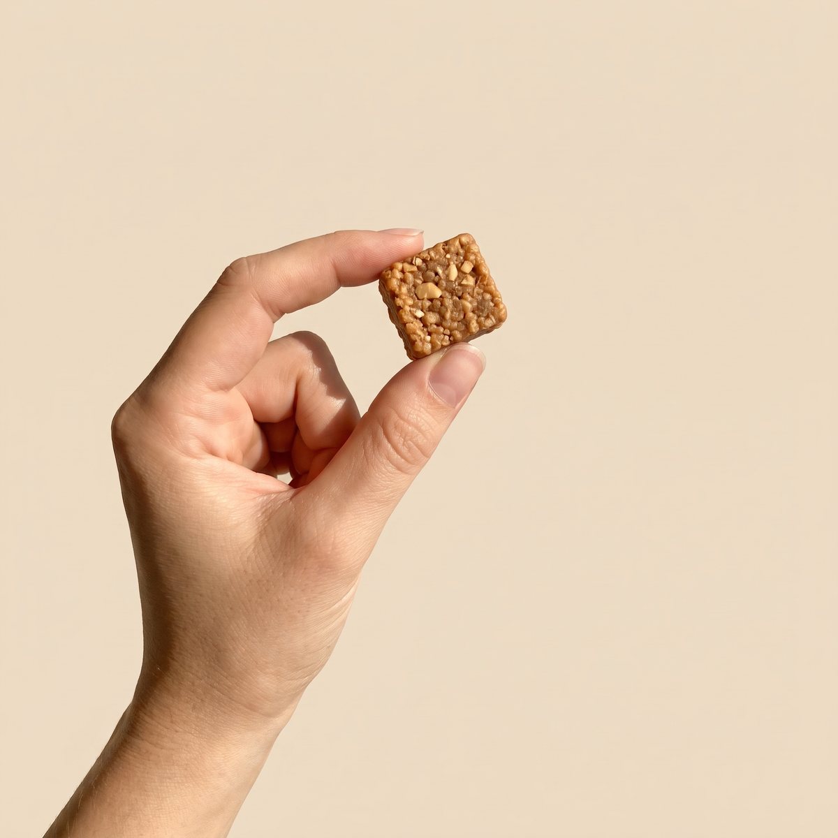 A hand holding one Fyllow Fiber Bite